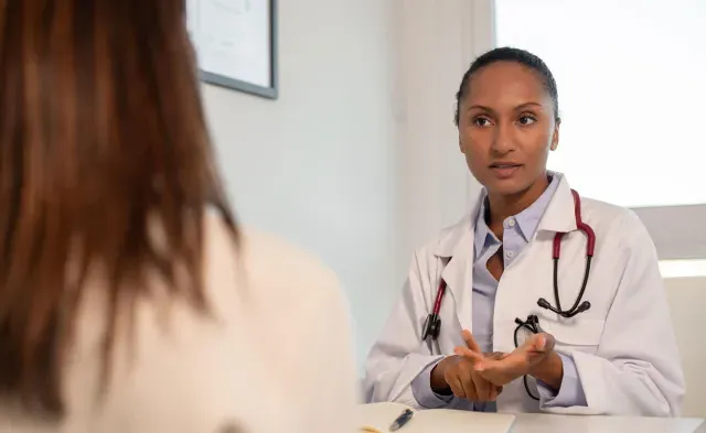 Nurse Practitioner Discussing Treatment 选项 with Patient